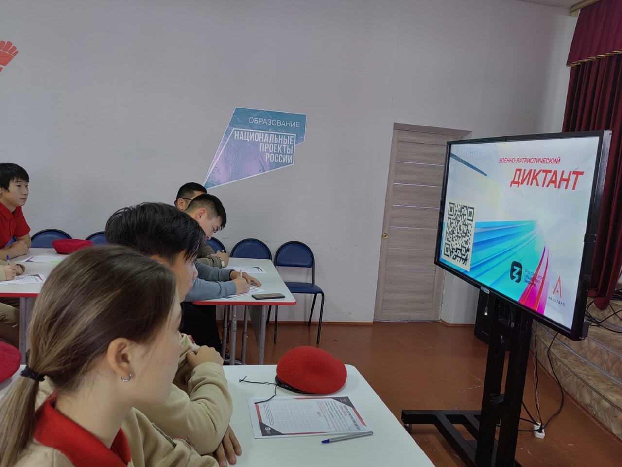 Школьники города Кызыла присоединились к Военно-патриотическому диктанту...
